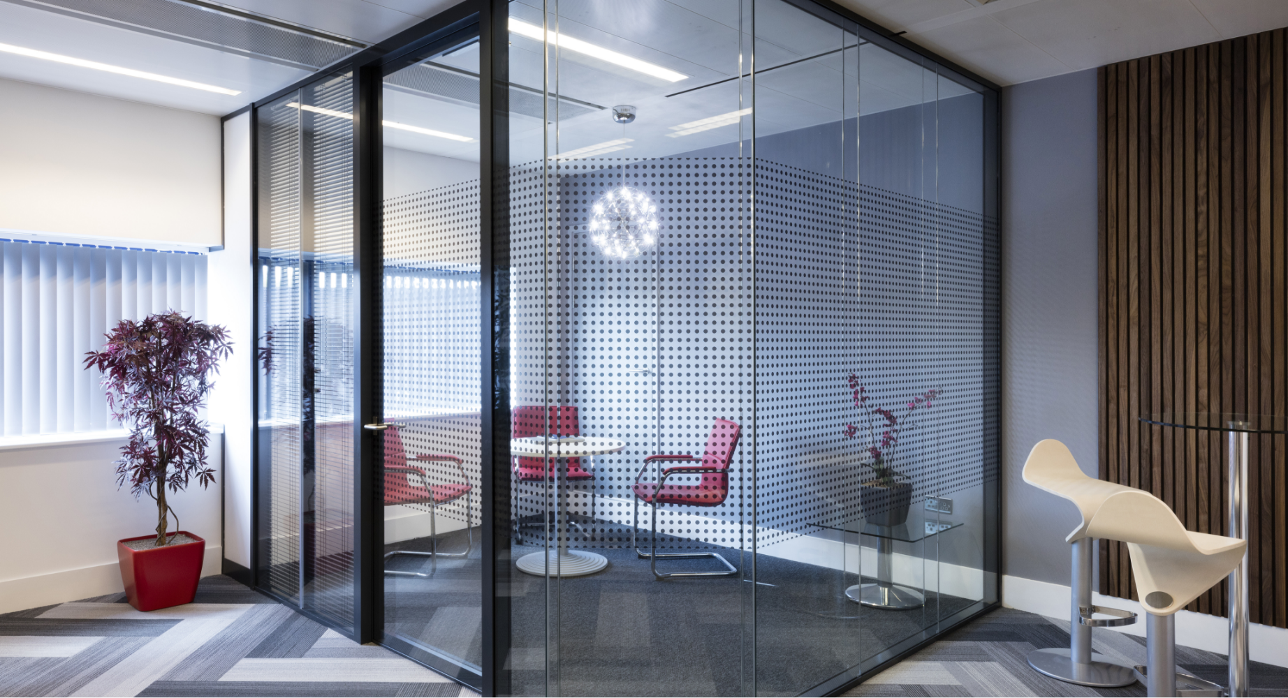 Fully glazed frameless partitioning for a modern art gallery
